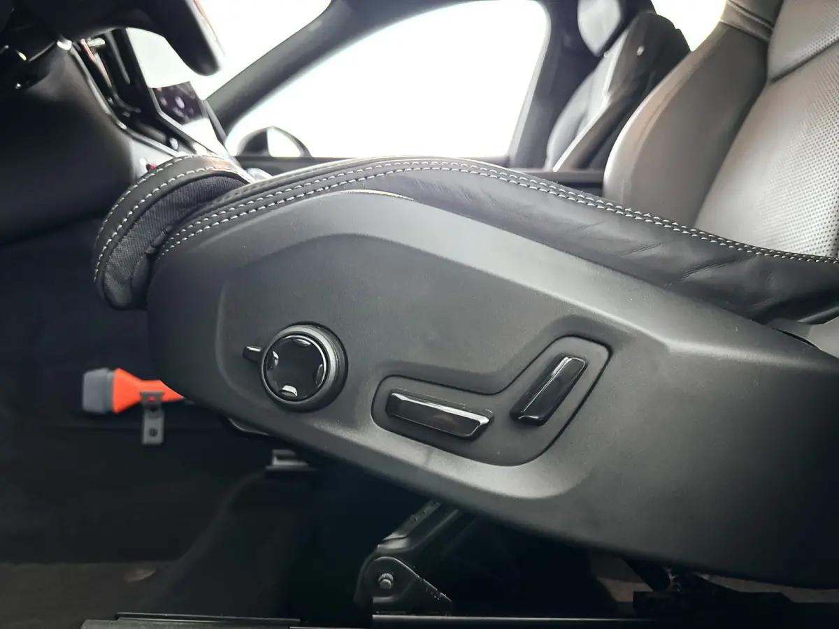 T8 Plug-in hybrid AWD Ultra Black Edition | SOH 100% | Panoramadak | 360° camera | Harman Kardon | Head-up display | Stoelventilatie | Stoel- en Stuurverwarming