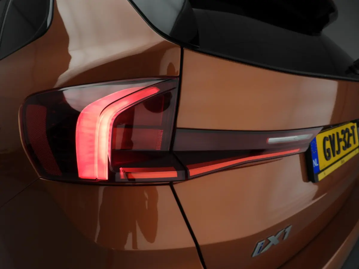 eDrive20 | SoH 97% | LED | Navigatie | Panoramadak | Sportstoelen | Shadow line | DAB | Alu 17inch