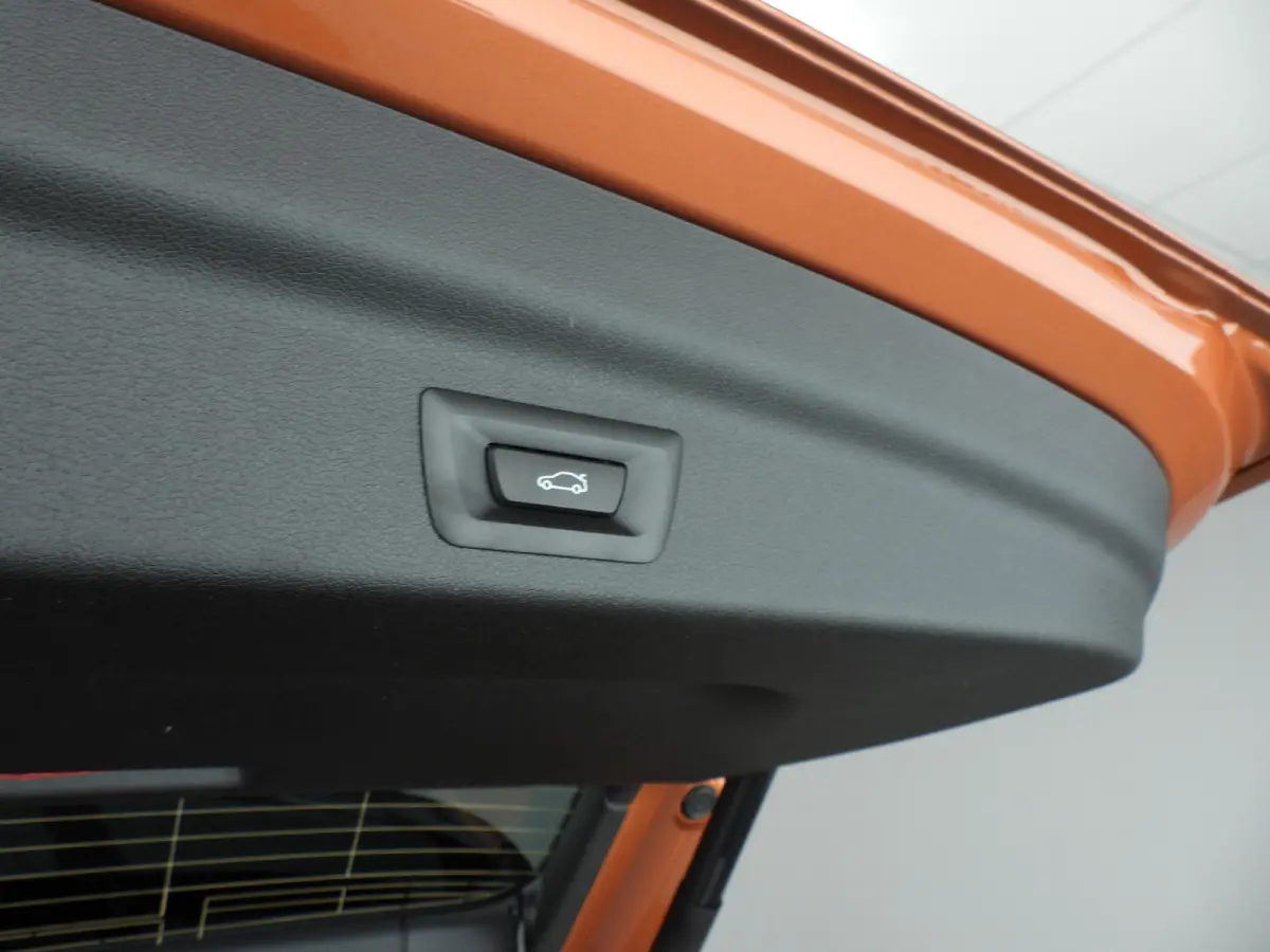 eDrive20 | SoH 97% | LED | Navigatie | Panoramadak | Sportstoelen | Shadow line | DAB | Alu 17inch