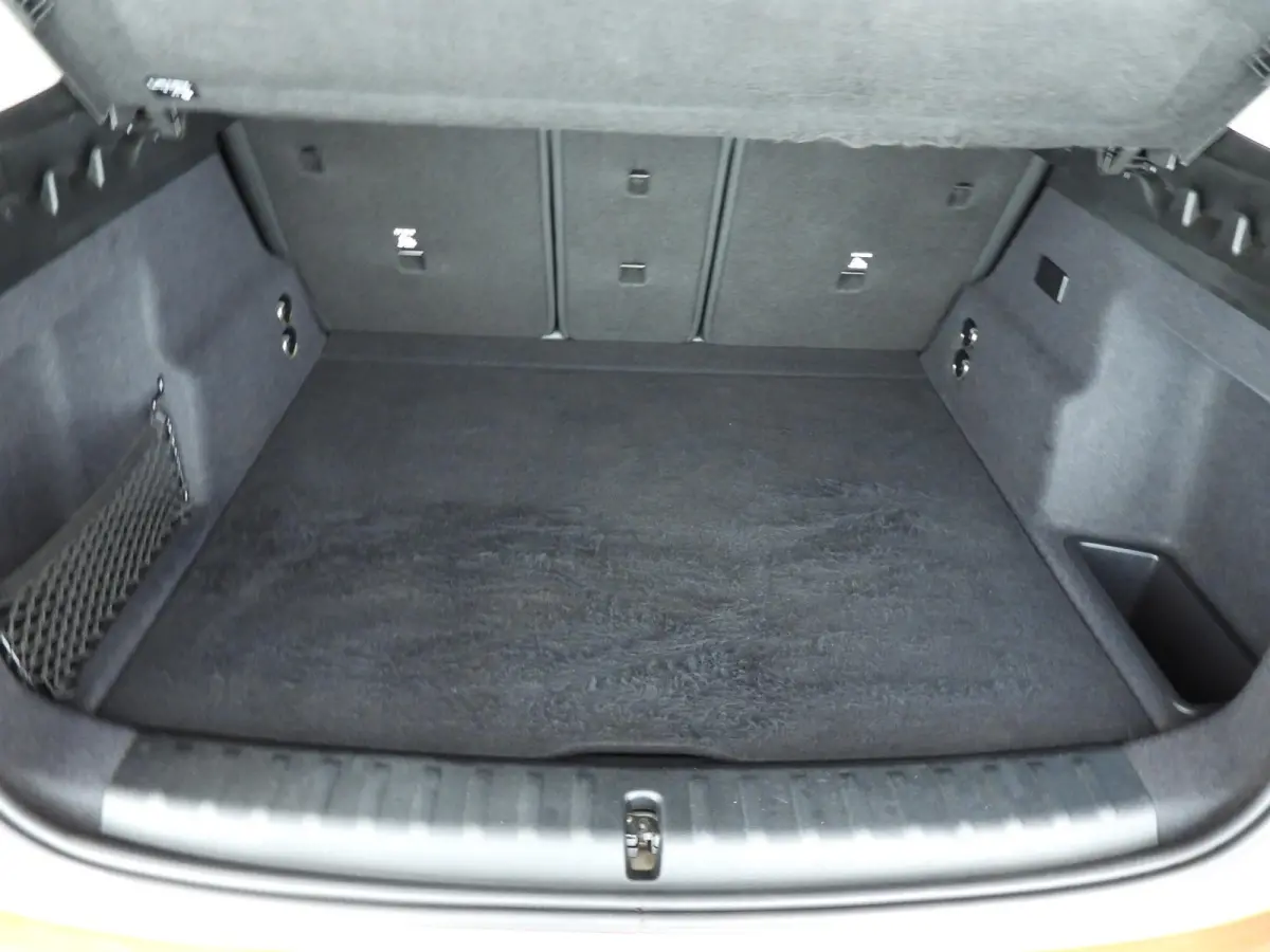 eDrive20 | SoH 97% | LED | Navigatie | Panoramadak | Sportstoelen | Shadow line | DAB | Alu 17inch