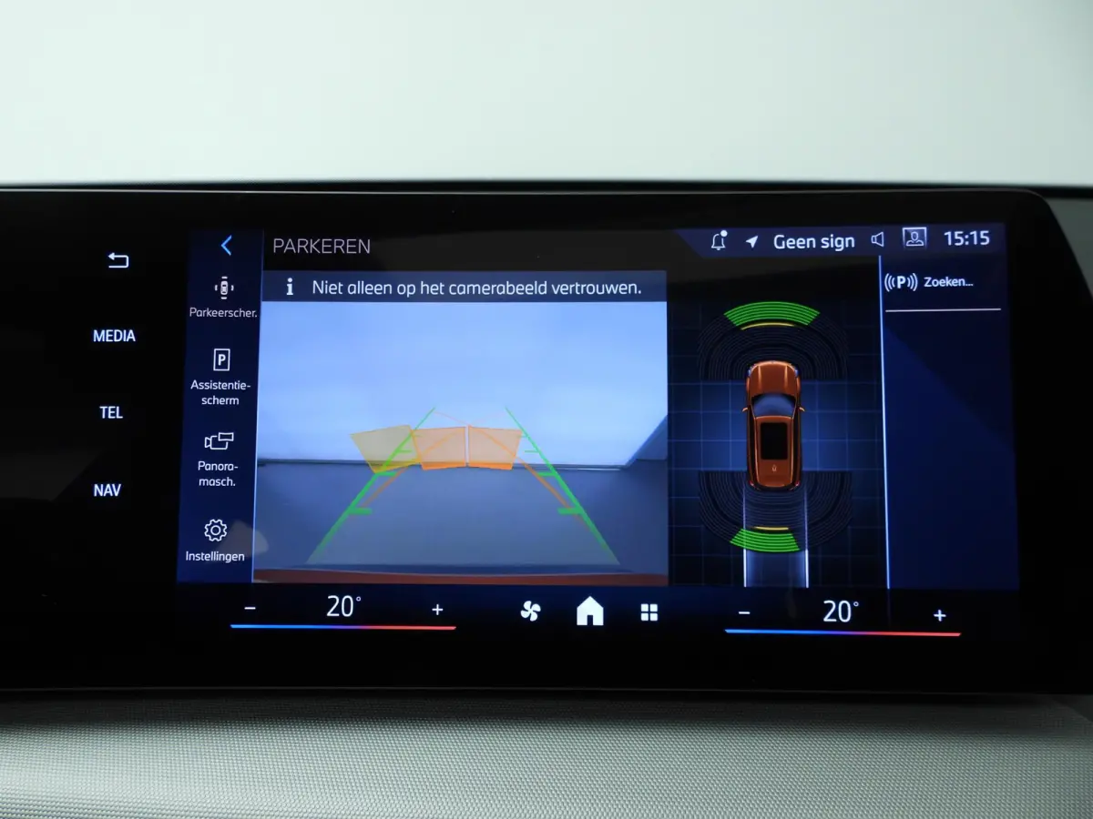 eDrive20 | SoH 97% | LED | Navigatie | Panoramadak | Sportstoelen | Shadow line | DAB | Alu 17inch