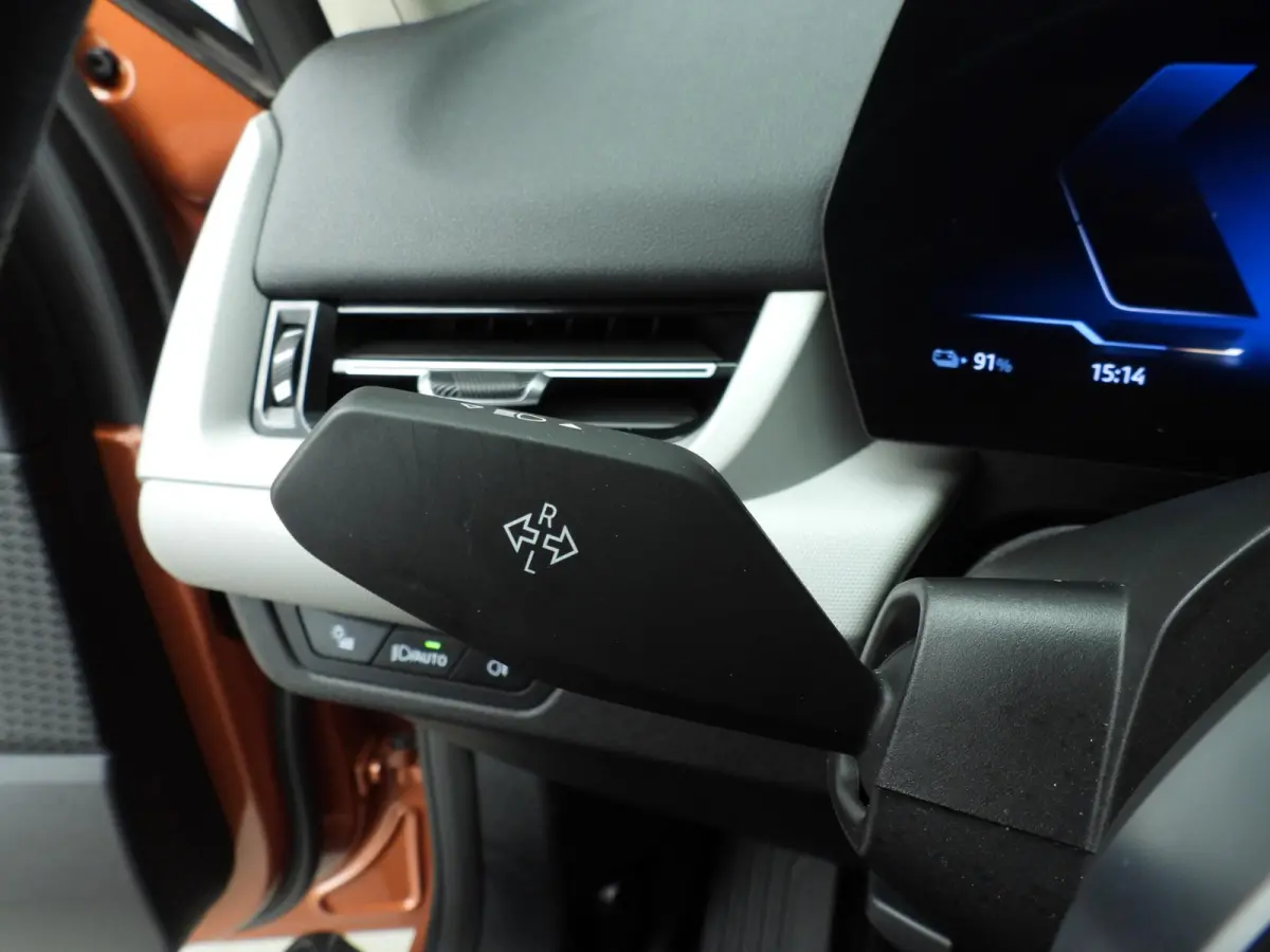 eDrive20 | SoH 97% | LED | Navigatie | Panoramadak | Sportstoelen | Shadow line | DAB | Alu 17inch