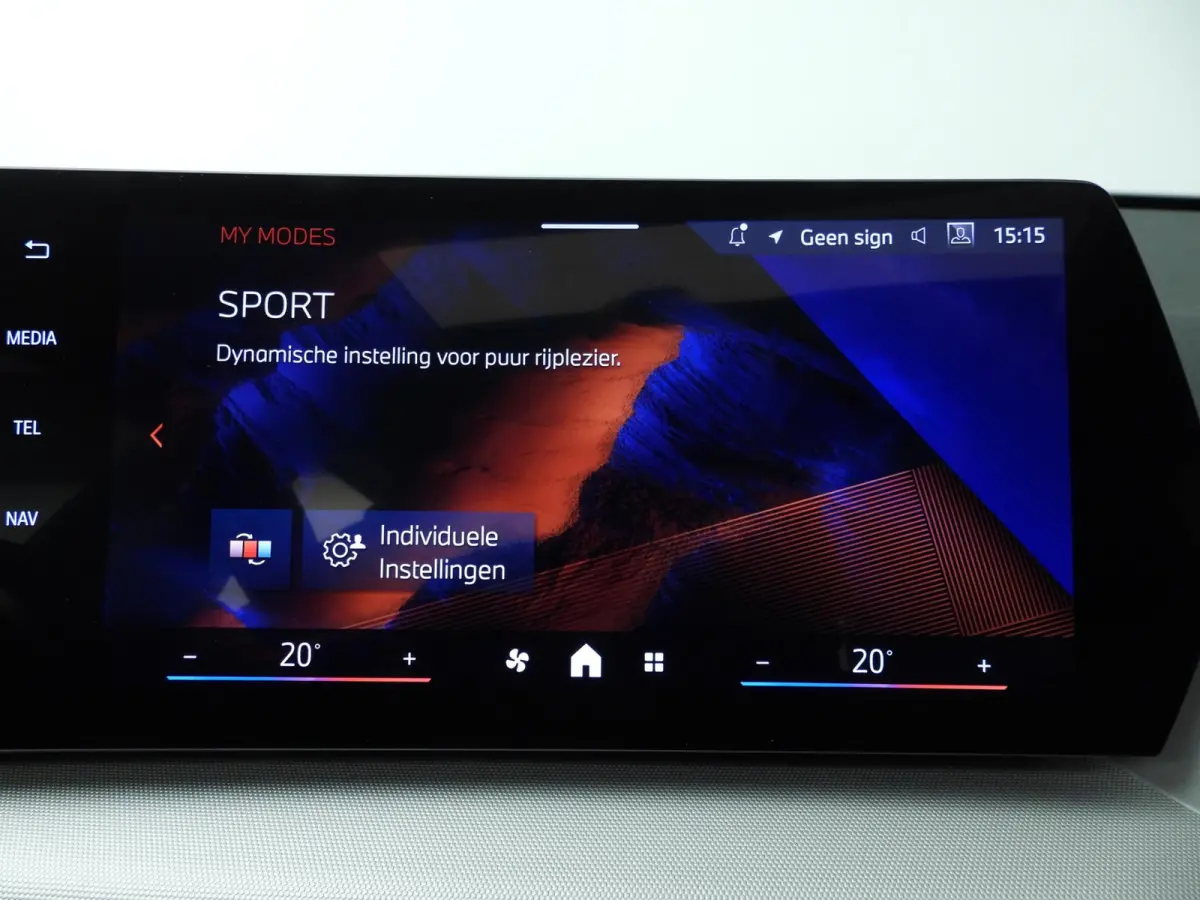 eDrive20 | SoH 97% | LED | Navigatie | Panoramadak | Sportstoelen | Shadow line | DAB | Alu 17inch