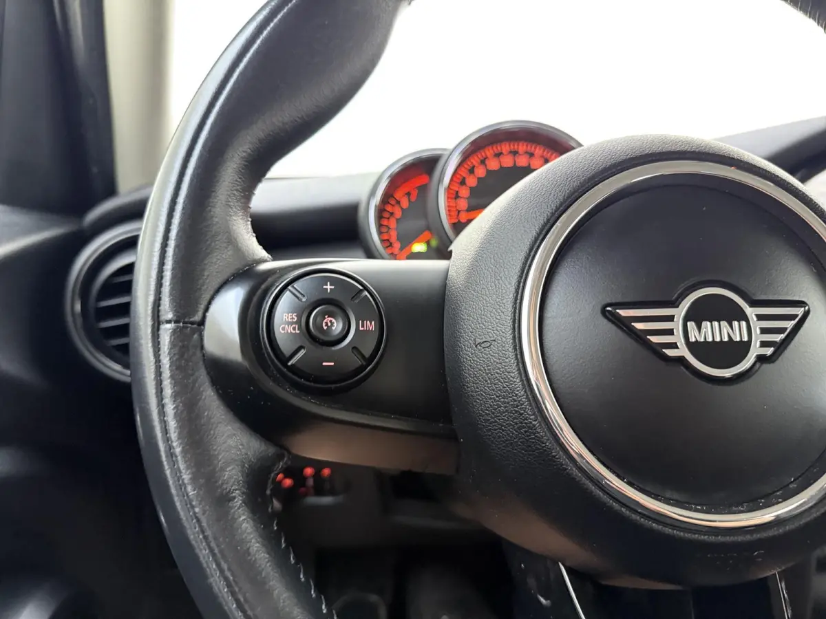 1.5 One Business Edition | Airco | Lichtmetalen Velgen | Parkeersensoren | Keyless |