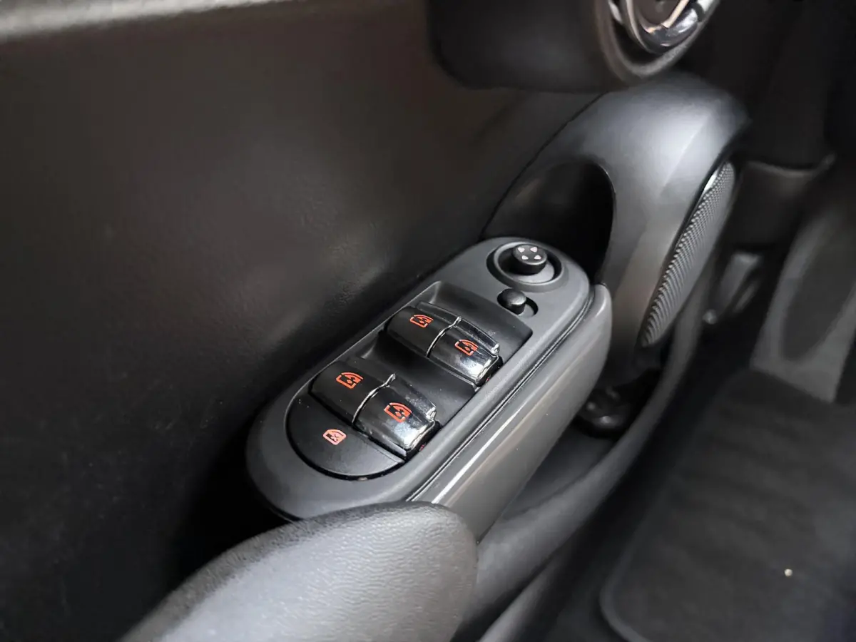 1.5 One Business Edition | Airco | Lichtmetalen Velgen | Parkeersensoren | Keyless |