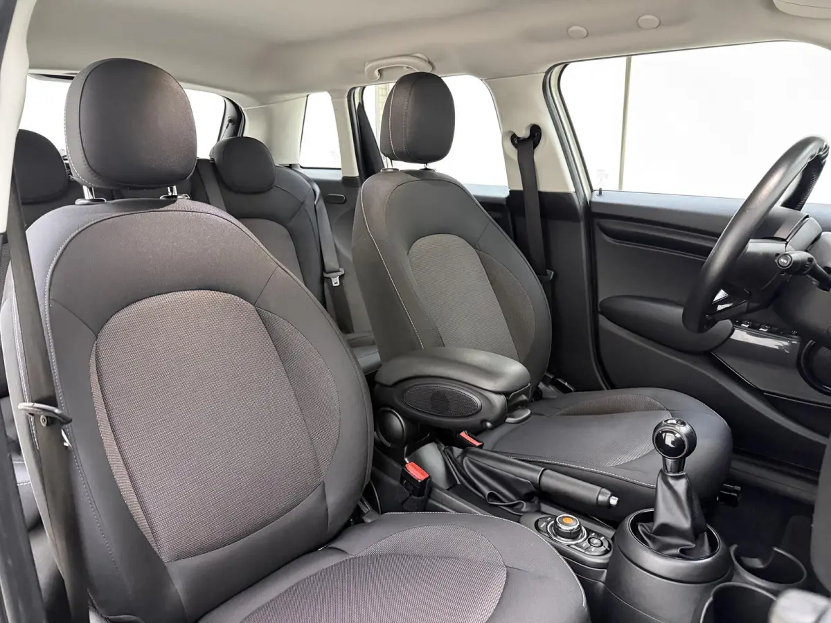 1.5 One Business Edition | Airco | Lichtmetalen Velgen | Parkeersensoren | Keyless |