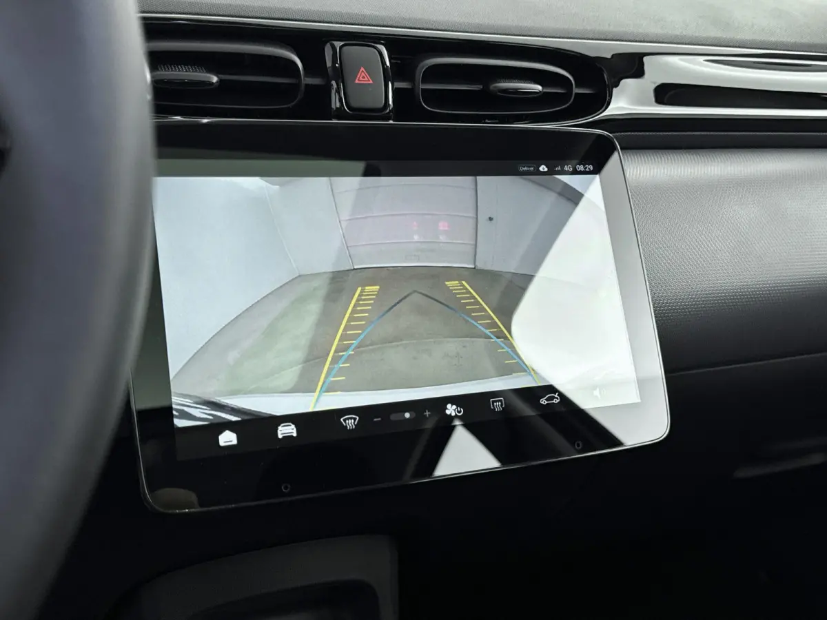 Design 37.3 kWh | Achteruitrijcamera | Navigatiesysteem | Panoramadak | Light White | Lichtmetalen velgen