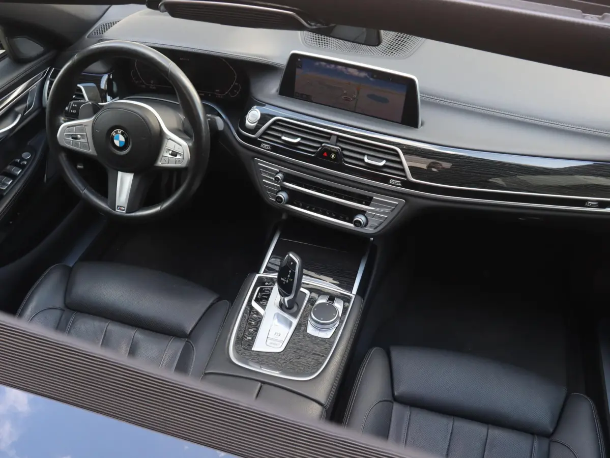Sedan 745e High Executive | M Sportpakket | Head-Up | Driving Assistant Prof. | Harman Kardon | Soft Close | Stoelventilatie | Parking Assistant Plus | SOH 96% | 20'' LMV