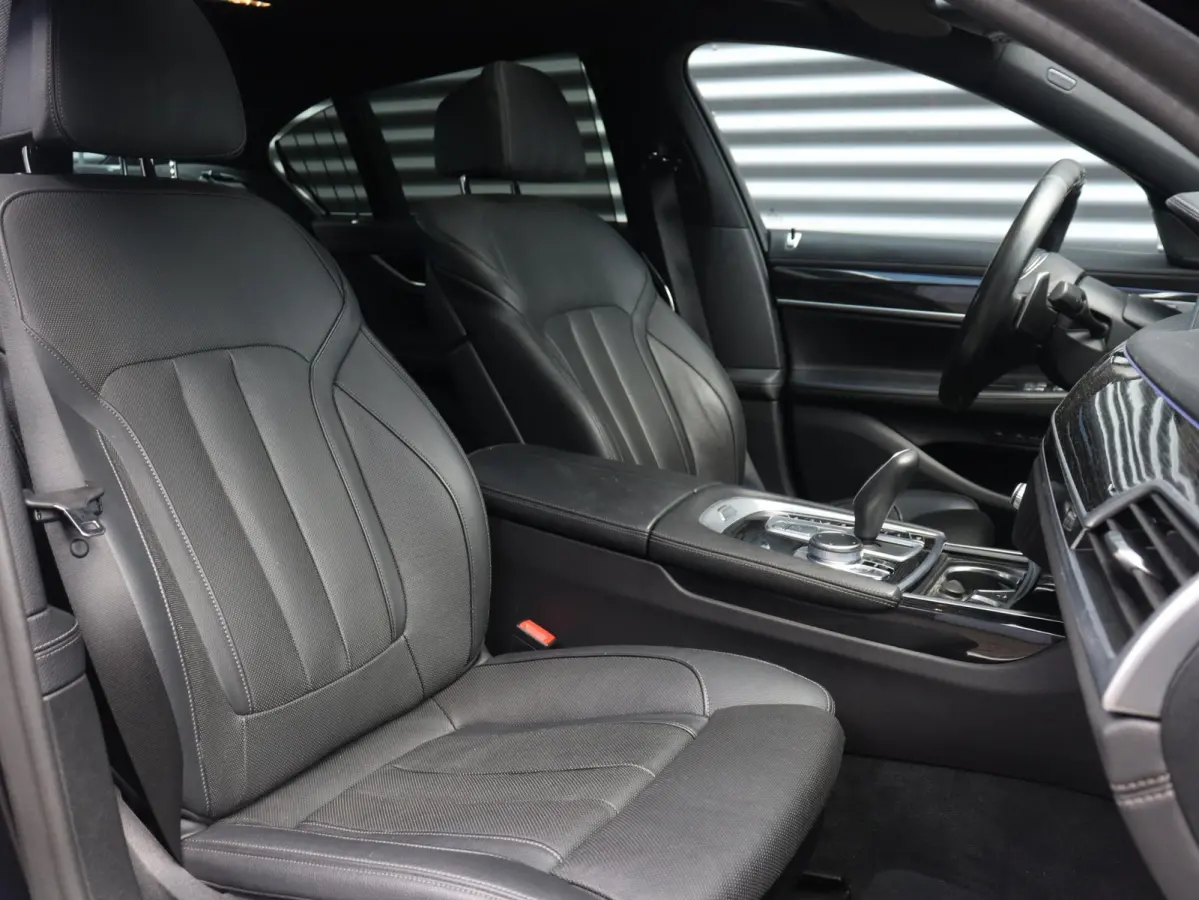 Sedan 745e High Executive | M Sportpakket | Head-Up | Driving Assistant Prof. | Harman Kardon | Soft Close | Stoelventilatie | Parking Assistant Plus | SOH 96% | 20'' LMV