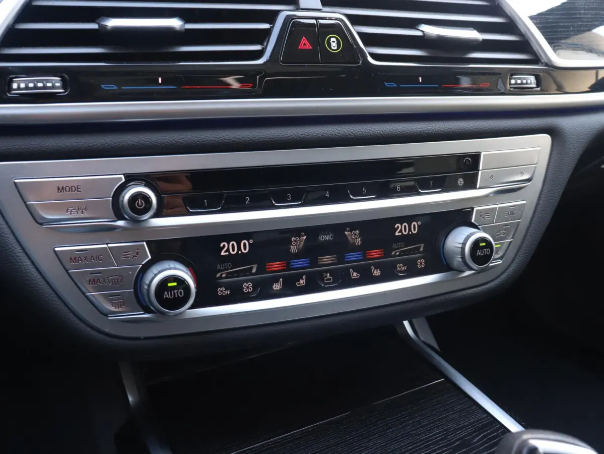 Sedan 745e High Executive | M Sportpakket | Head-Up | Driving Assistant Prof. | Harman Kardon | Soft Close | Stoelventilatie | Parking Assistant Plus | SOH 96% | 20'' LMV