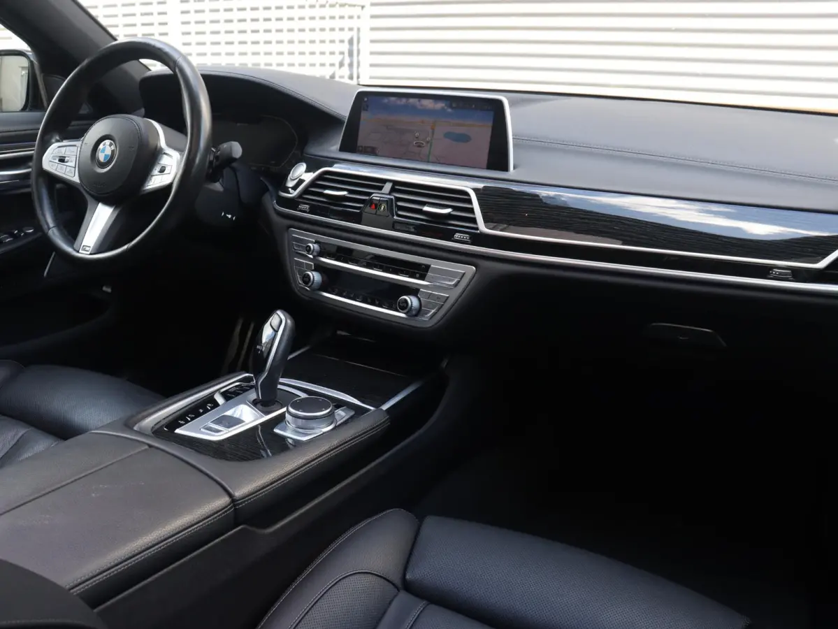Sedan 745e High Executive | M Sportpakket | Head-Up | Driving Assistant Prof. | Harman Kardon | Soft Close | Stoelventilatie | Parking Assistant Plus | SOH 96% | 20'' LMV