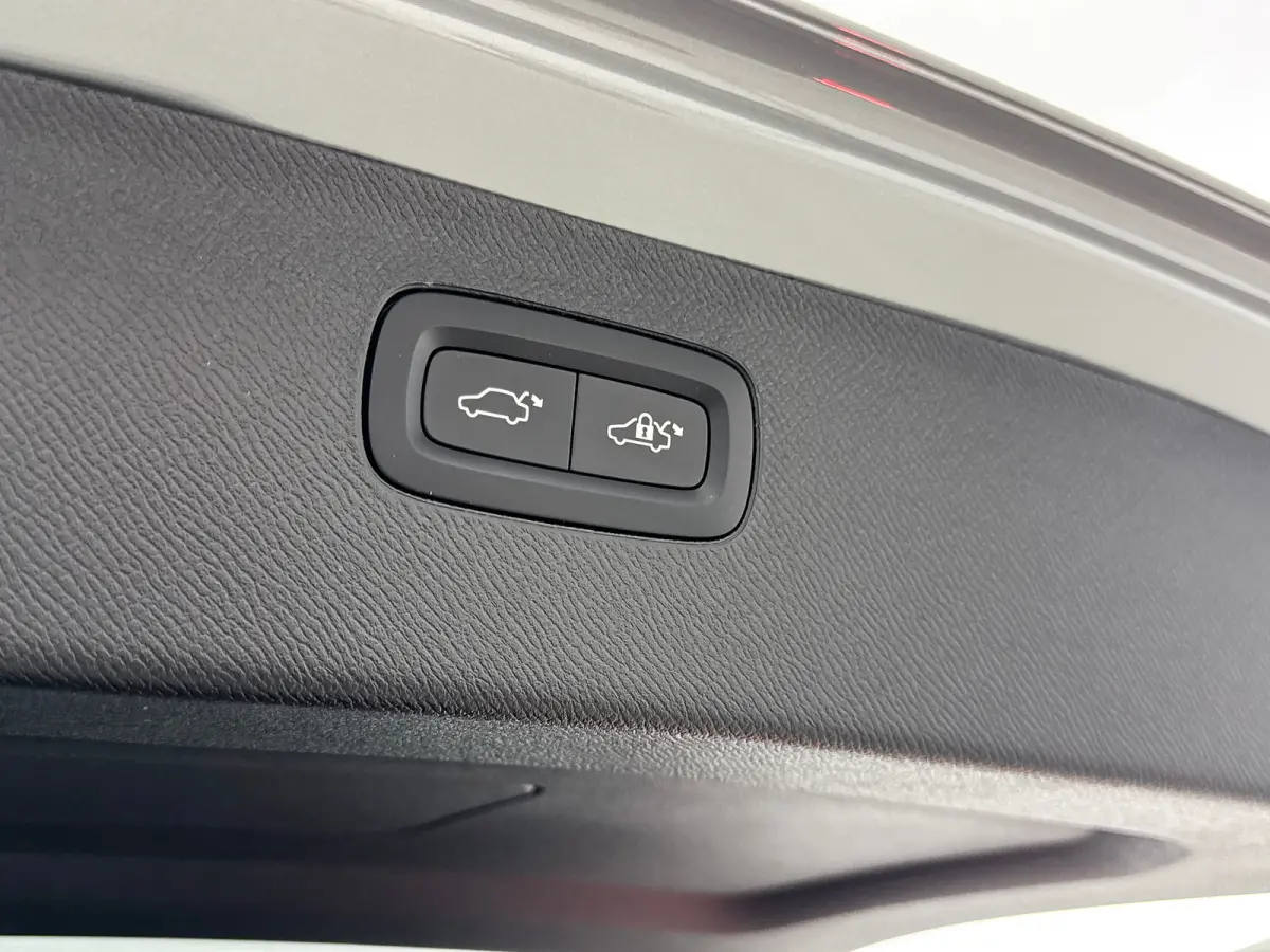 T8 Ultra Black Edition Executive | 22" | Gelaagd & Getint Glas | Geintegreerd kinderzitje | Luchtvering | Geventileerd Nappa | Bowers & Wilkins | Stoelmassage | Panoramadak | Head-Up | 360 C