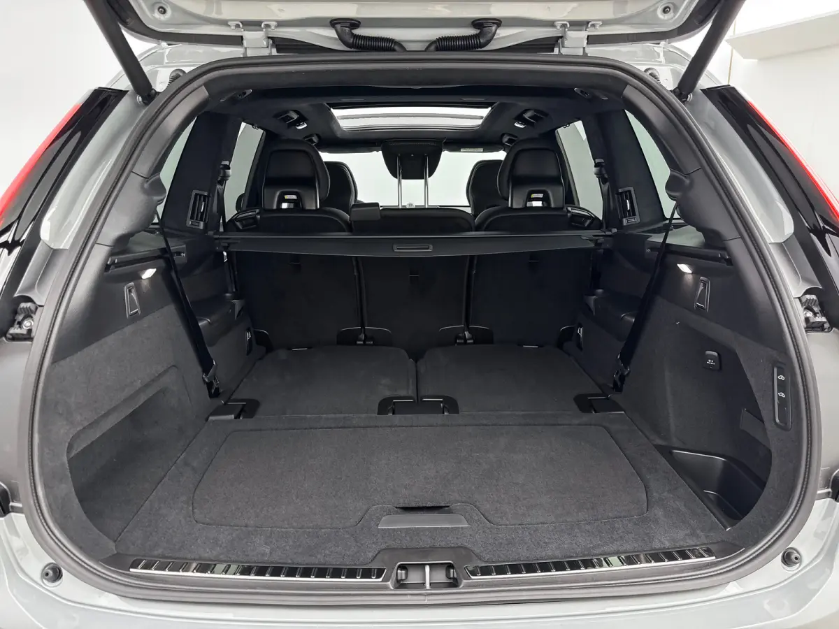 T8 Ultra Black Edition Executive | 22" | Gelaagd & Getint Glas | Geintegreerd kinderzitje | Luchtvering | Geventileerd Nappa | Bowers & Wilkins | Stoelmassage | Panoramadak | Head-Up | 360 C