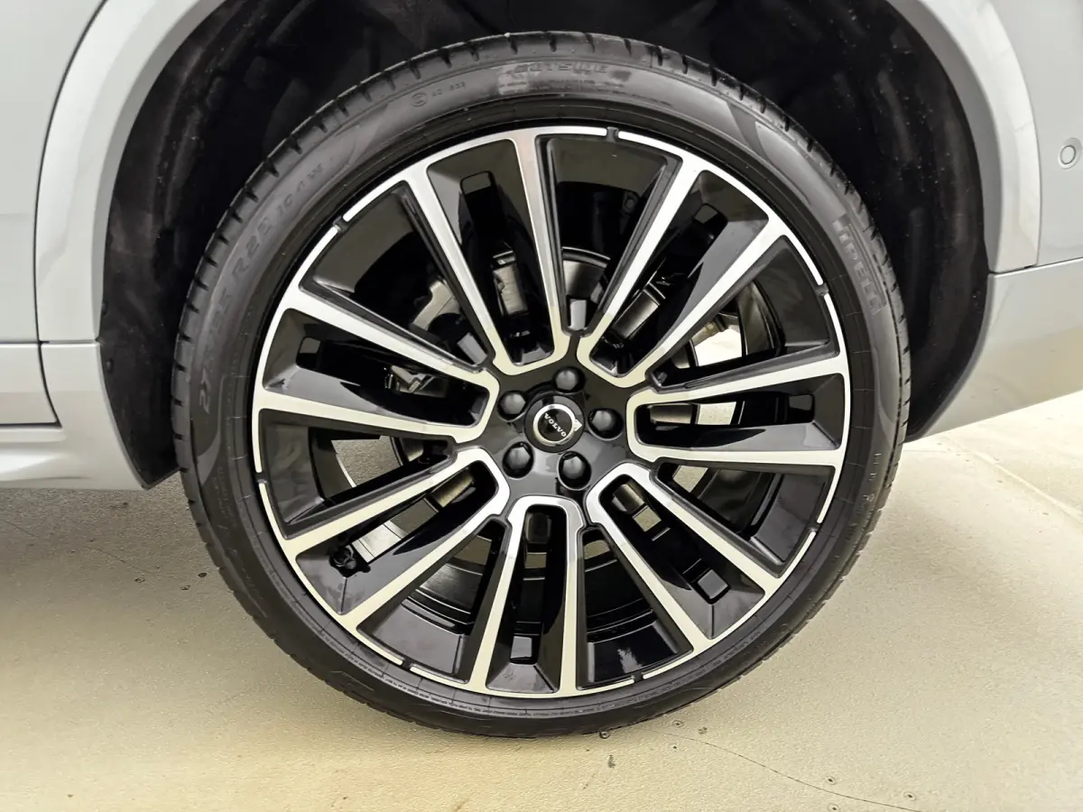 T8 Ultra Black Edition Executive | 22" | Gelaagd & Getint Glas | Geintegreerd kinderzitje | Luchtvering | Geventileerd Nappa | Bowers & Wilkins | Stoelmassage | Panoramadak | Head-Up | 360 C