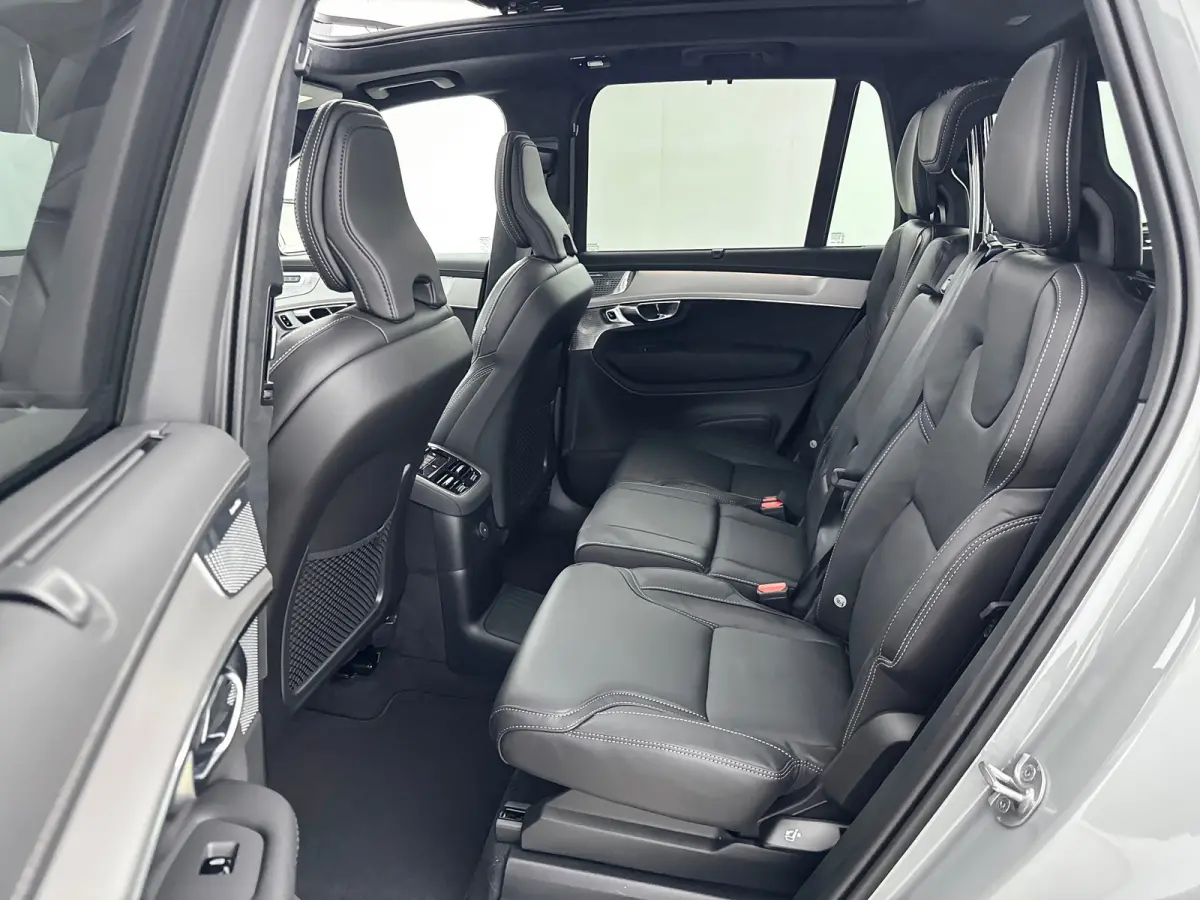 T8 Ultra Black Edition Executive | 22" | Gelaagd & Getint Glas | Geintegreerd kinderzitje | Luchtvering | Geventileerd Nappa | Bowers & Wilkins | Stoelmassage | Panoramadak | Head-Up | 360 C