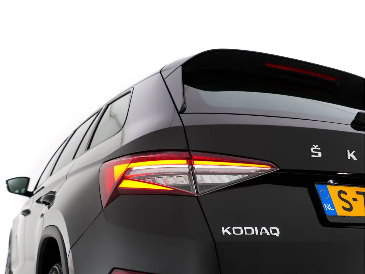 1.5 TSI Business Edition (INCL-BTW) *LEATHER-FABRIC | FULL-LED | DIGI-COCKPIT | CAMERA | KEYLESS | DAB+ | NAVI-FULLMAP | SPORTSEATS | PRIVACY-GLASS | ECC | PDC | TOWBAR | CRUISE | 20''ALU*