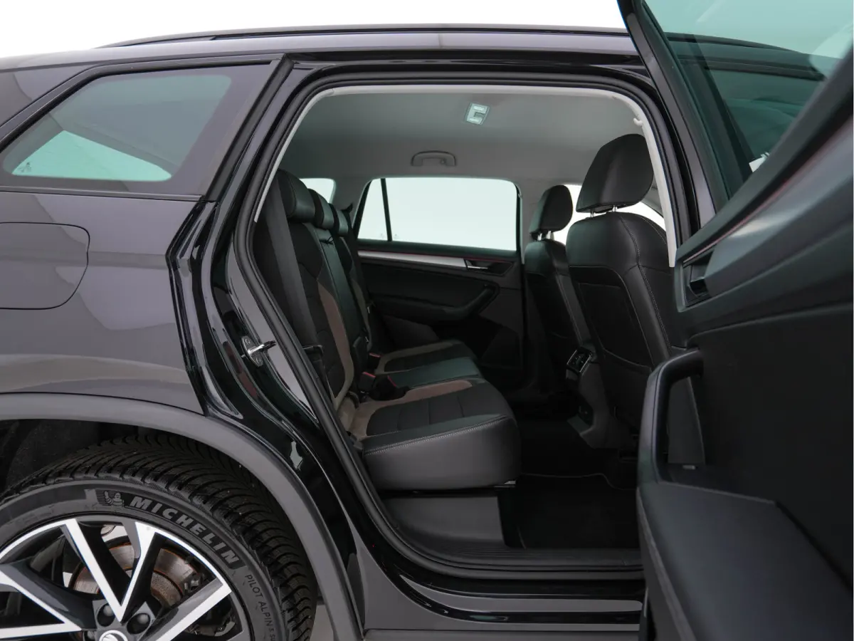 1.5 TSI Business Edition (INCL-BTW) *LEATHER-FABRIC | FULL-LED | DIGI-COCKPIT | CAMERA | KEYLESS | DAB+ | NAVI-FULLMAP | SPORTSEATS | PRIVACY-GLASS | ECC | PDC | TOWBAR | CRUISE | 20''ALU*