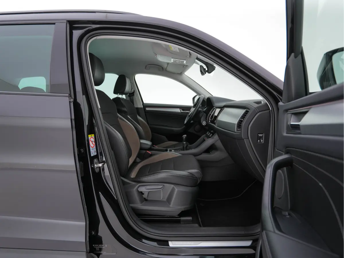 1.5 TSI Business Edition (INCL-BTW) *LEATHER-FABRIC | FULL-LED | DIGI-COCKPIT | CAMERA | KEYLESS | DAB+ | NAVI-FULLMAP | SPORTSEATS | PRIVACY-GLASS | ECC | PDC | TOWBAR | CRUISE | 20''ALU*