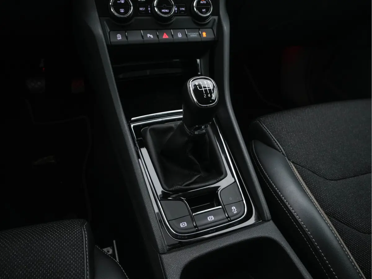 1.5 TSI Business Edition (INCL-BTW) *LEATHER-FABRIC | FULL-LED | DIGI-COCKPIT | CAMERA | KEYLESS | DAB+ | NAVI-FULLMAP | SPORTSEATS | PRIVACY-GLASS | ECC | PDC | TOWBAR | CRUISE | 20''ALU*