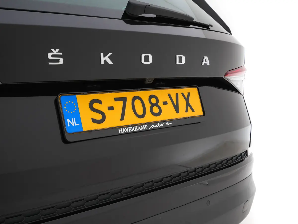 1.5 TSI Business Edition (INCL-BTW) *LEATHER-FABRIC | FULL-LED | DIGI-COCKPIT | CAMERA | KEYLESS | DAB+ | NAVI-FULLMAP | SPORTSEATS | PRIVACY-GLASS | ECC | PDC | TOWBAR | CRUISE | 20''ALU*
