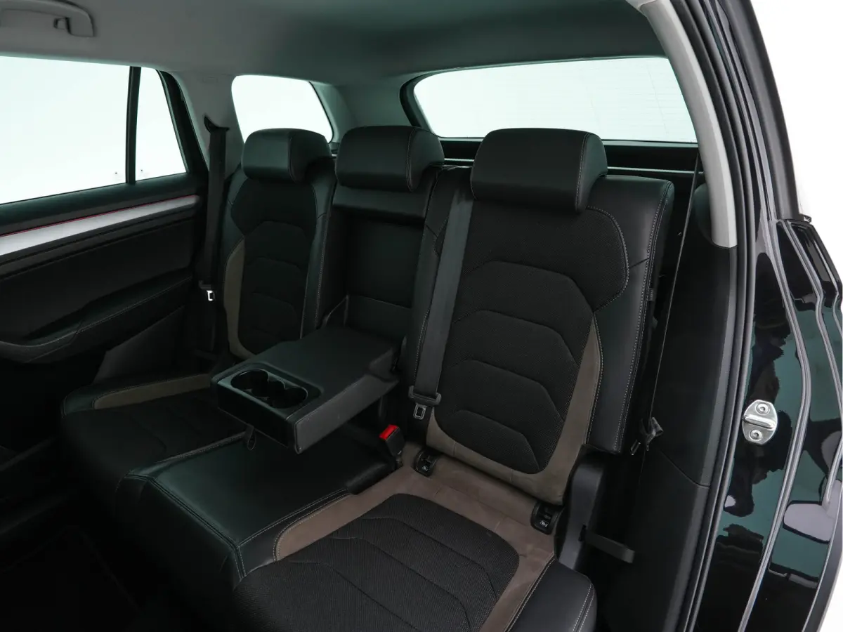 1.5 TSI Business Edition (INCL-BTW) *LEATHER-FABRIC | FULL-LED | DIGI-COCKPIT | CAMERA | KEYLESS | DAB+ | NAVI-FULLMAP | SPORTSEATS | PRIVACY-GLASS | ECC | PDC | TOWBAR | CRUISE | 20''ALU*