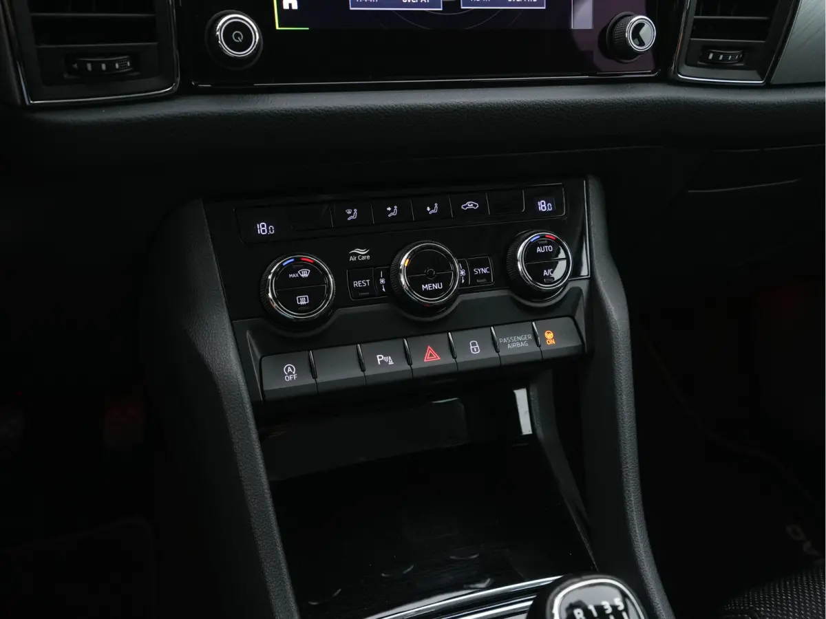 1.5 TSI Business Edition (INCL-BTW) *LEATHER-FABRIC | FULL-LED | DIGI-COCKPIT | CAMERA | KEYLESS | DAB+ | NAVI-FULLMAP | SPORTSEATS | PRIVACY-GLASS | ECC | PDC | TOWBAR | CRUISE | 20''ALU*