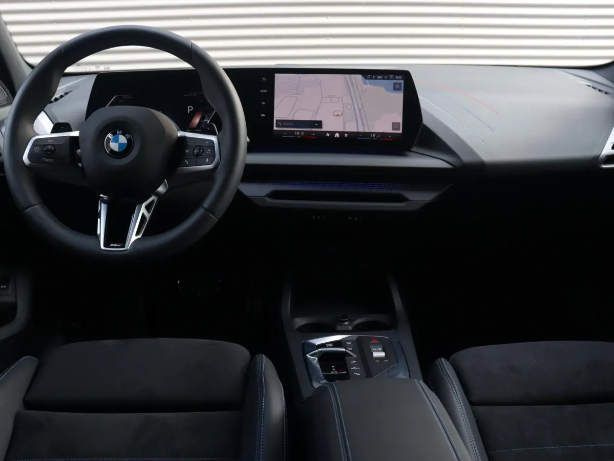 5-deurs 120 | M Sportpakket Pro | Panodak | Individual Lak | Elektr. Stoelen | Harman Kardon | Driving Assistant Plus | M Sportstoelen | Comfort Access | 19'' LMV