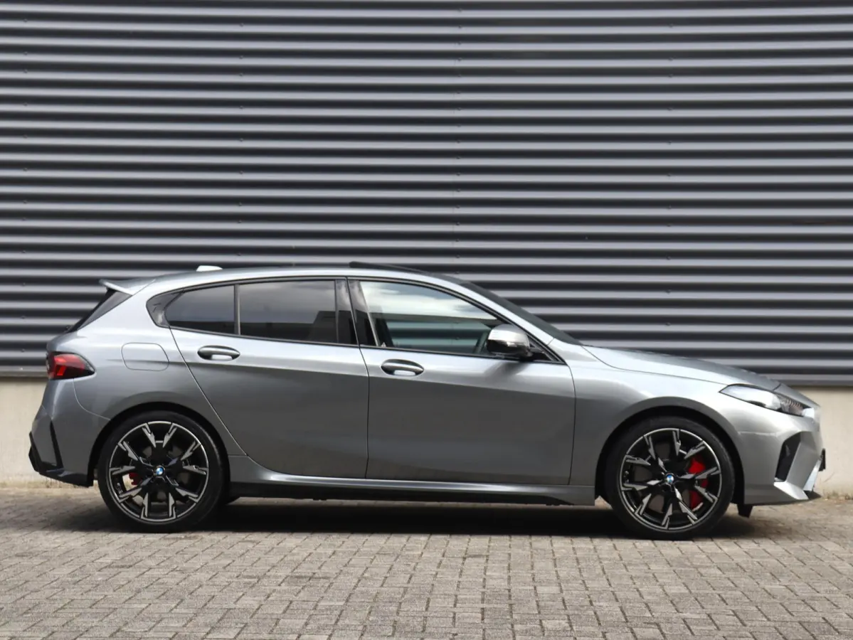 5-deurs 120 | M Sportpakket Pro | Panodak | Individual Lak | Elektr. Stoelen | Harman Kardon | Driving Assistant Plus | M Sportstoelen | Comfort Access | 19'' LMV
