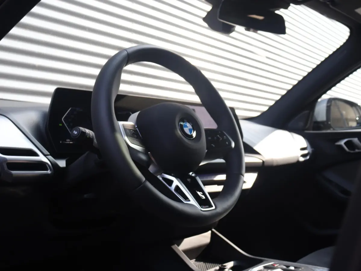 5-deurs 120 | M Sportpakket Pro | Panodak | Individual Lak | Elektr. Stoelen | Harman Kardon | Driving Assistant Plus | M Sportstoelen | Comfort Access | 19'' LMV
