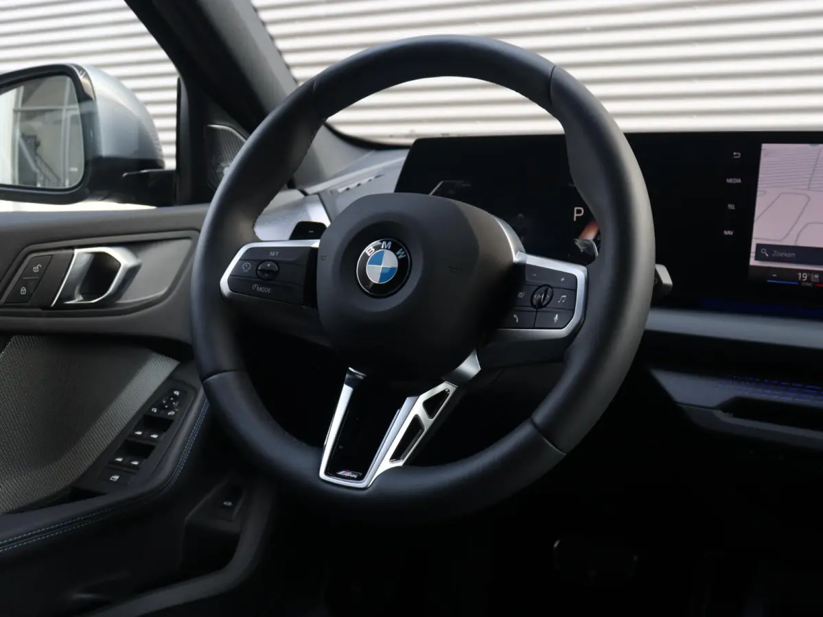 5-deurs 120 | M Sportpakket Pro | Panodak | Individual Lak | Elektr. Stoelen | Harman Kardon | Driving Assistant Plus | M Sportstoelen | Comfort Access | 19'' LMV