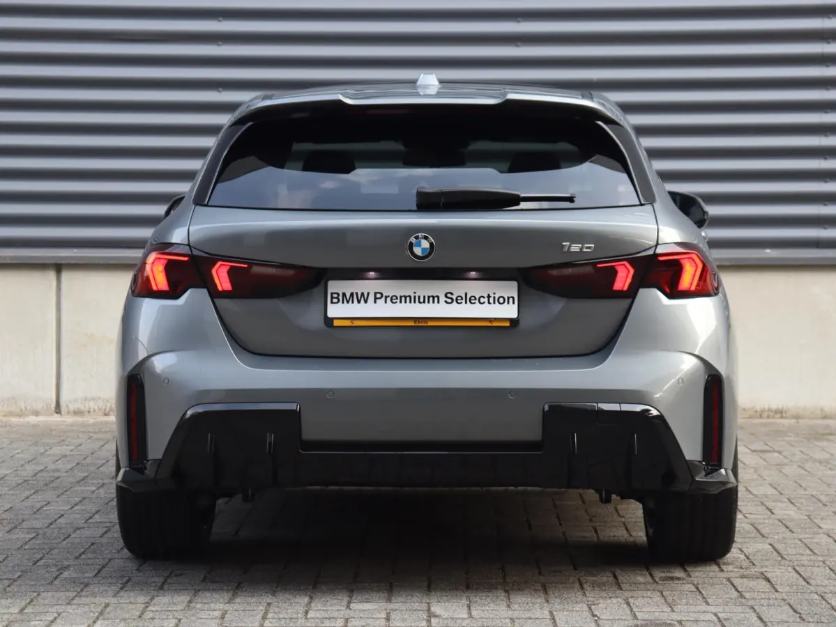 5-deurs 120 | M Sportpakket Pro | Panodak | Individual Lak | Elektr. Stoelen | Harman Kardon | Driving Assistant Plus | M Sportstoelen | Comfort Access | 19'' LMV