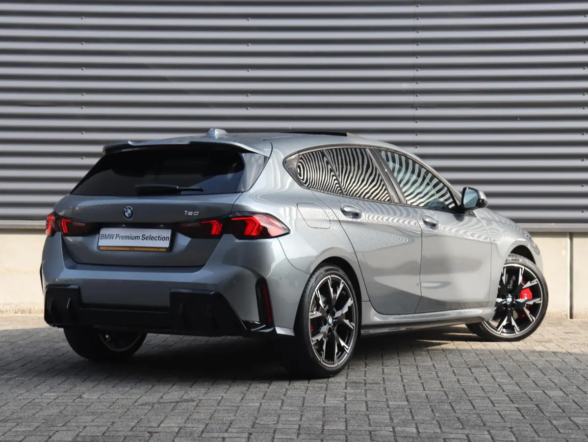 5-deurs 120 | M Sportpakket Pro | Panodak | Individual Lak | Elektr. Stoelen | Harman Kardon | Driving Assistant Plus | M Sportstoelen | Comfort Access | 19'' LMV
