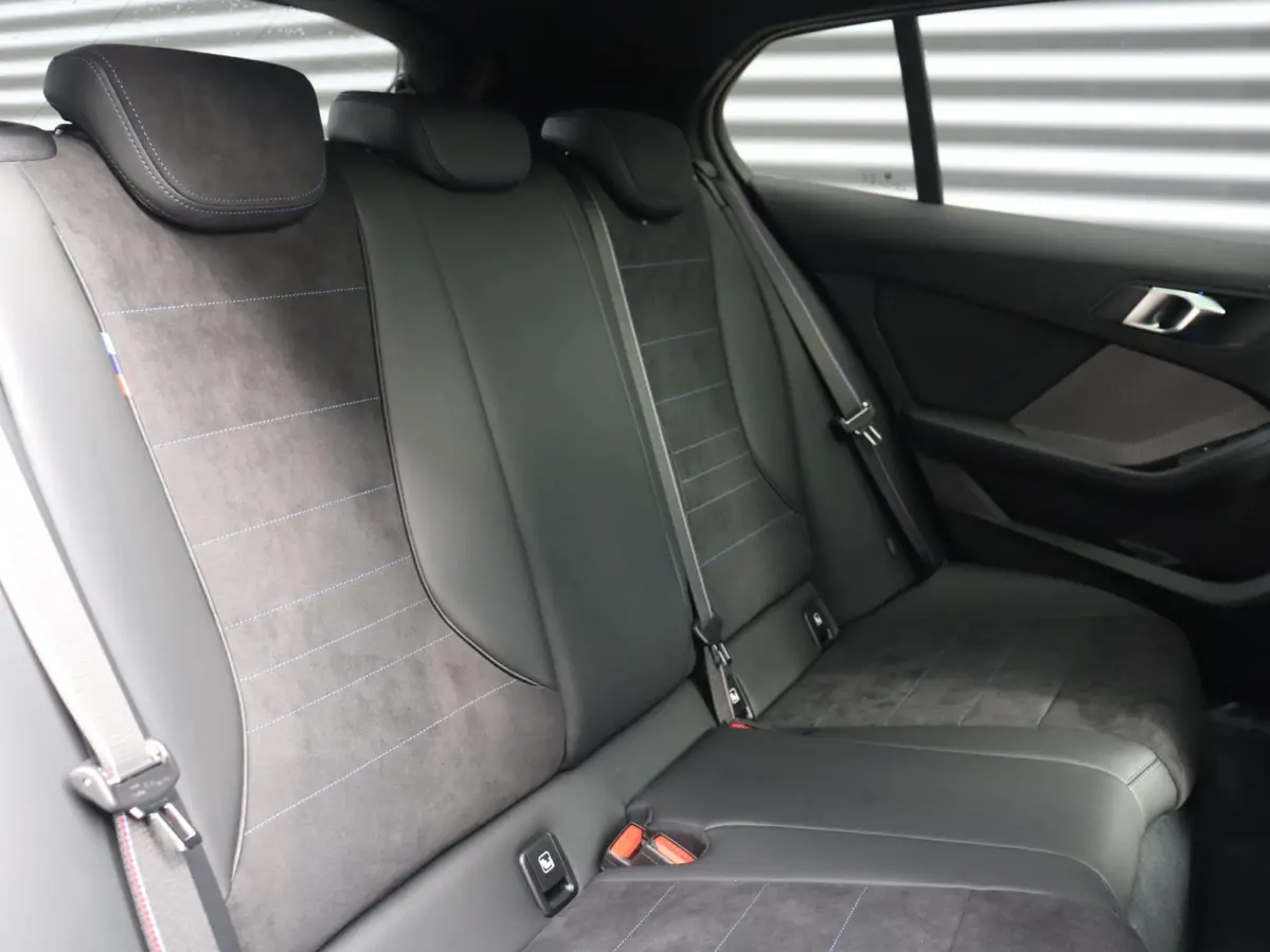 5-deurs 120 | M Sportpakket Pro | Panodak | Individual Lak | Elektr. Stoelen | Harman Kardon | Driving Assistant Plus | M Sportstoelen | Comfort Access | 19'' LMV