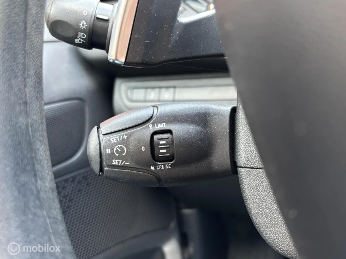 1.2 PureTech Active Automaat met maar 40.657km | PDC Achter | Navigatie | Cruise | Bluetoo