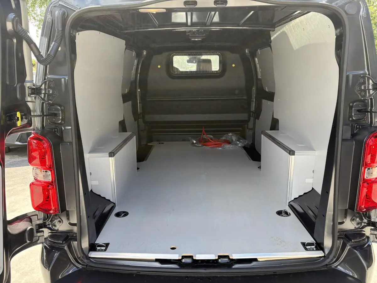 L3 75 kWh | STX Sport | Lederen bekleding | Spoilerpakket | 18 inch Lichtmetalen velgen | Dynamic NAV Pakket | Winterpakket | Comfort Pakket | betimmering | 2x schuifdeur | Mooiste bus van N