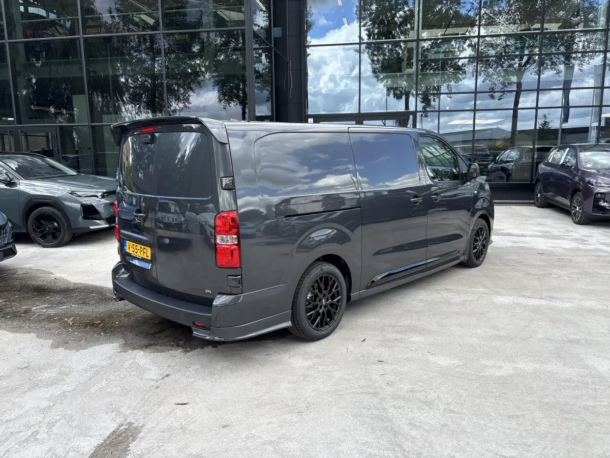 L3 75 kWh | STX Sport | Lederen bekleding | Spoilerpakket | 18 inch Lichtmetalen velgen | Dynamic NAV Pakket | Winterpakket | Comfort Pakket | betimmering | 2x schuifdeur | Mooiste bus van N