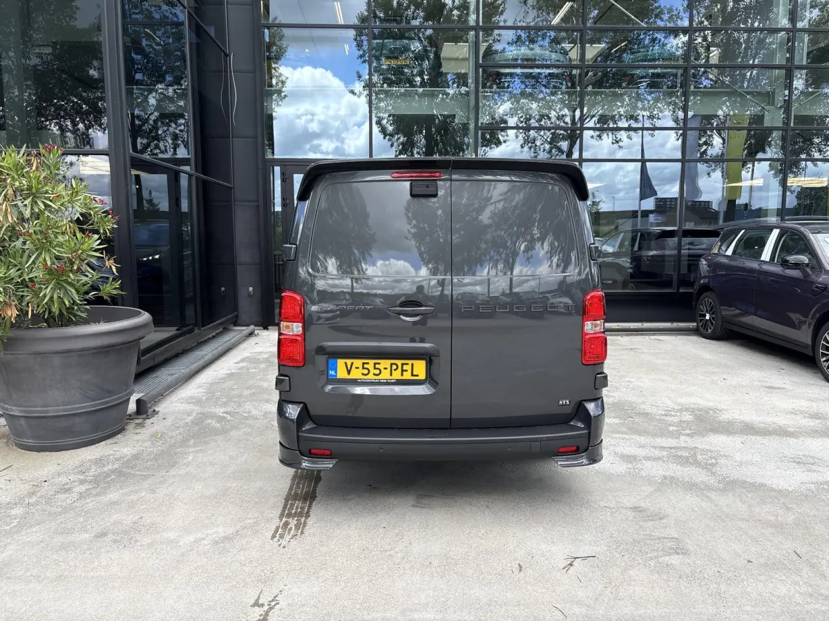 L3 75 kWh | STX Sport | Lederen bekleding | Spoilerpakket | 18 inch Lichtmetalen velgen | Dynamic NAV Pakket | Winterpakket | Comfort Pakket | betimmering | 2x schuifdeur | Mooiste bus van N