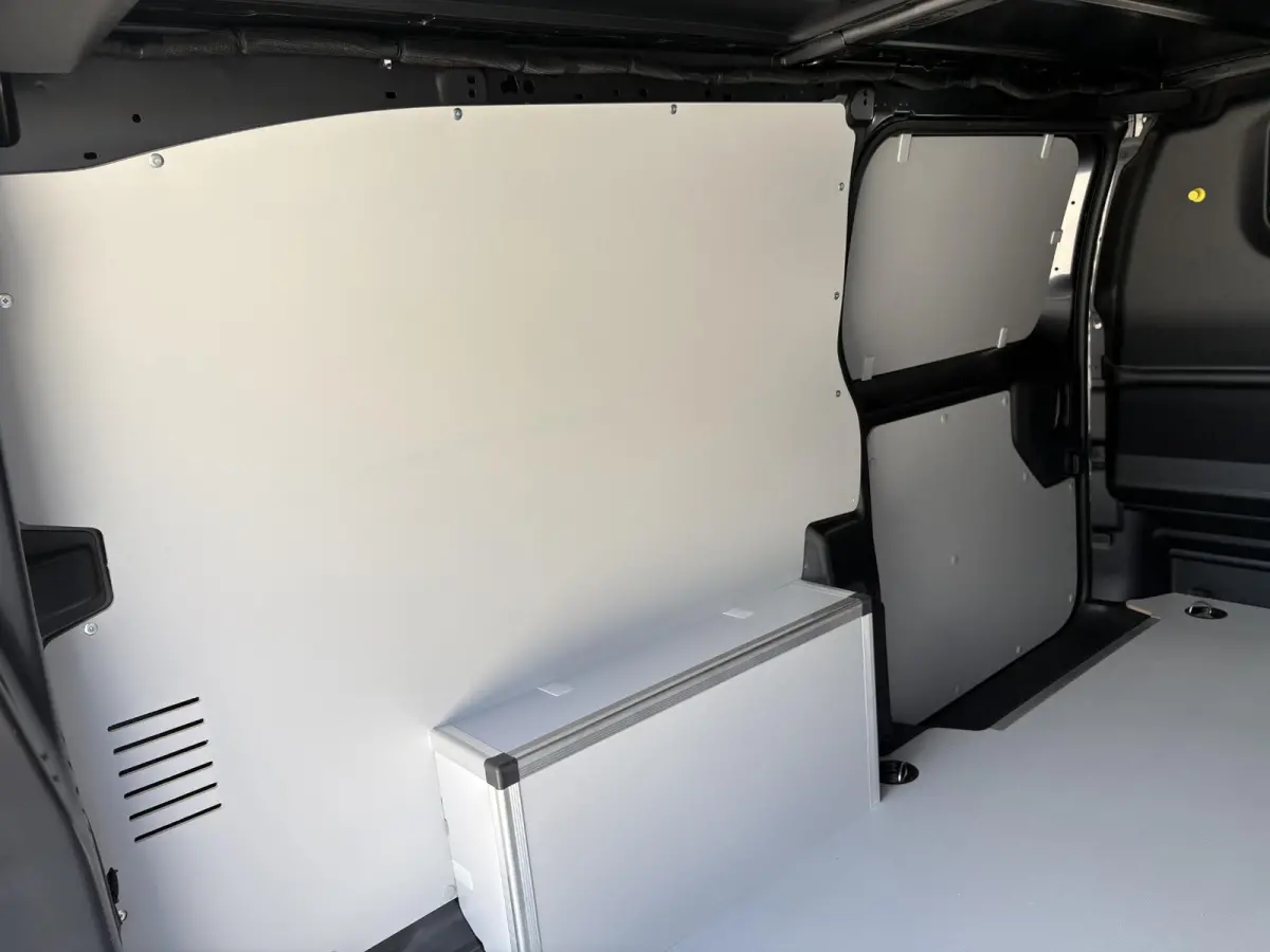 L3 75 kWh | STX Sport | Lederen bekleding | Spoilerpakket | 18 inch Lichtmetalen velgen | Dynamic NAV Pakket | Winterpakket | Comfort Pakket | betimmering | 2x schuifdeur | Mooiste bus van N