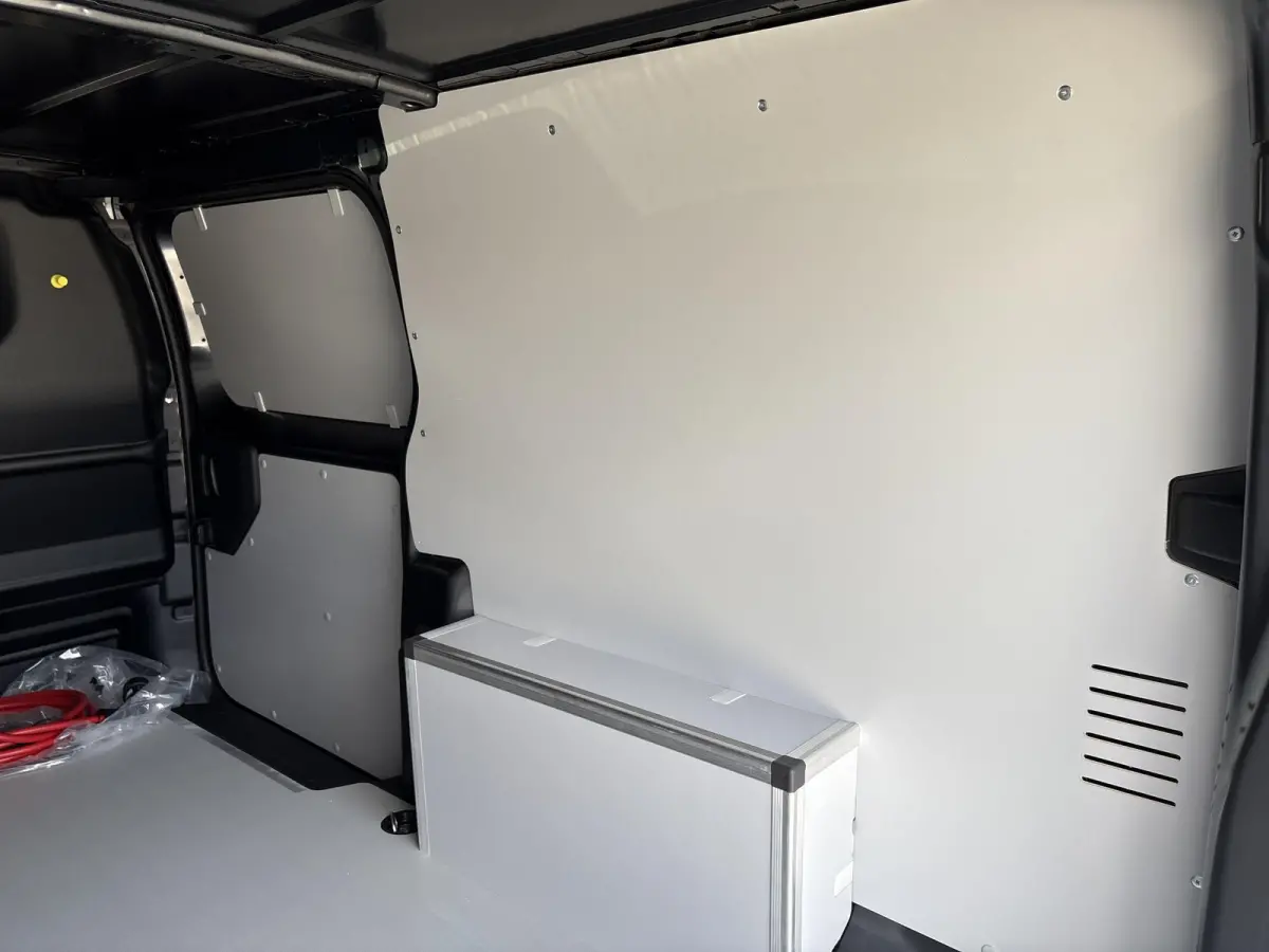 L3 75 kWh | STX Sport | Lederen bekleding | Spoilerpakket | 18 inch Lichtmetalen velgen | Dynamic NAV Pakket | Winterpakket | Comfort Pakket | betimmering | 2x schuifdeur | Mooiste bus van N