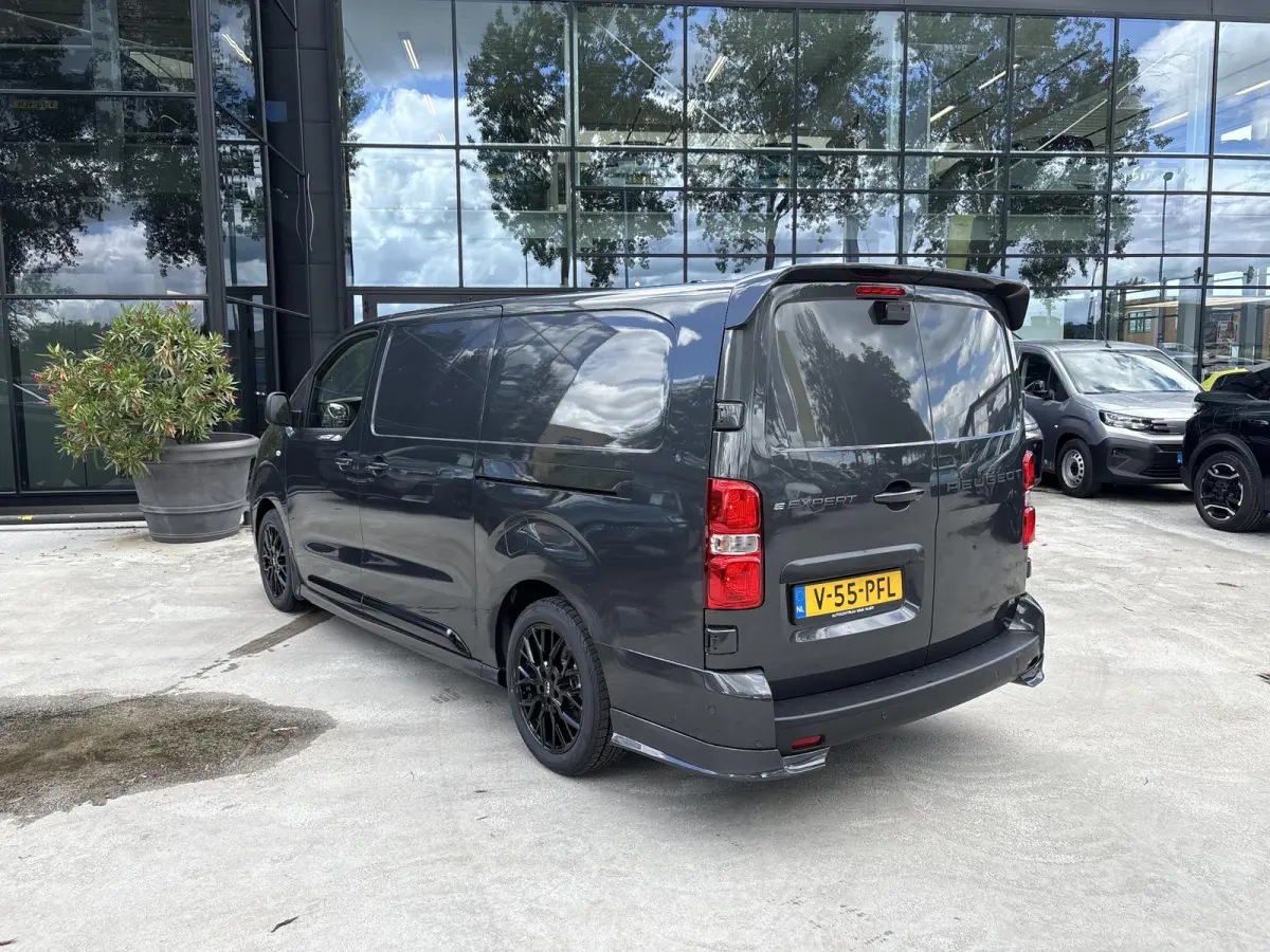 L3 75 kWh | STX Sport | Lederen bekleding | Spoilerpakket | 18 inch Lichtmetalen velgen | Dynamic NAV Pakket | Winterpakket | Comfort Pakket | betimmering | 2x schuifdeur | Mooiste bus van N