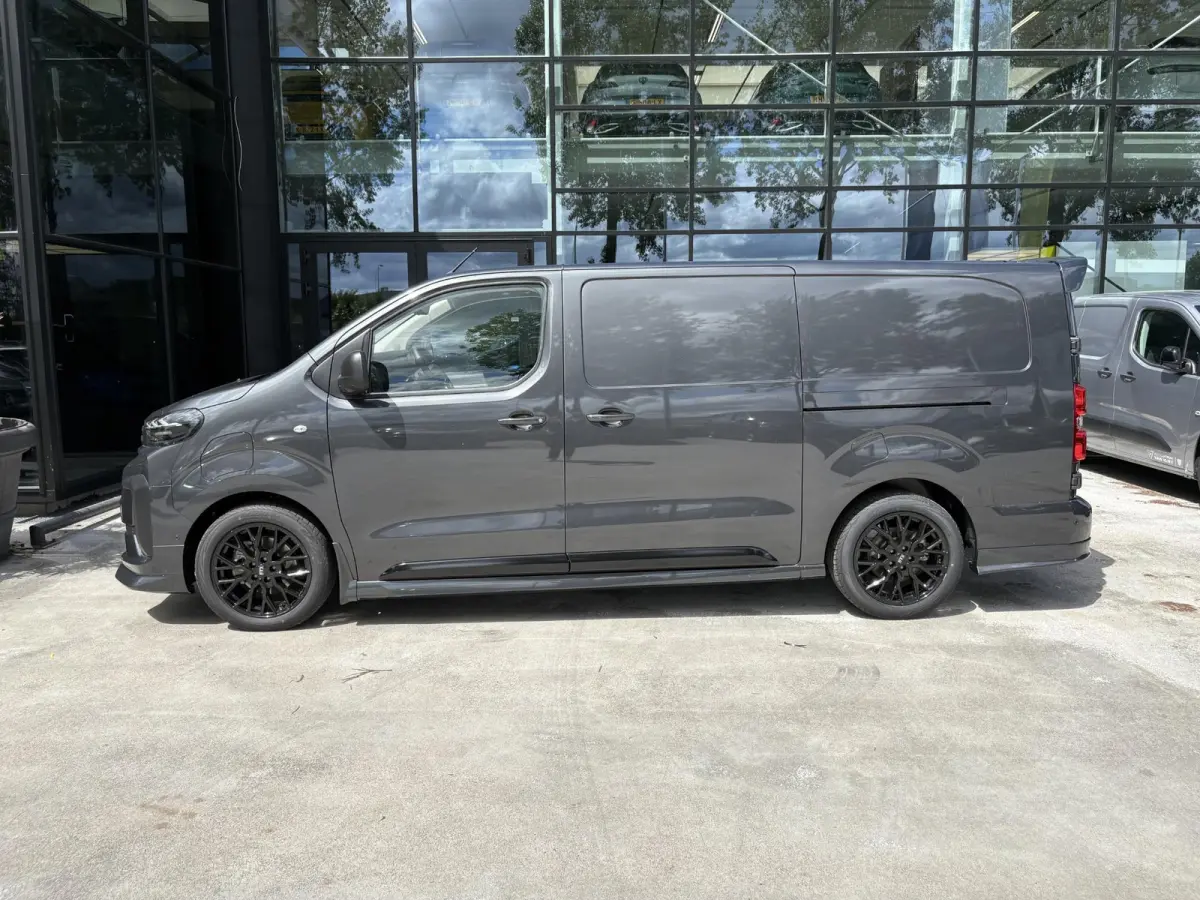 L3 75 kWh | STX Sport | Lederen bekleding | Spoilerpakket | 18 inch Lichtmetalen velgen | Dynamic NAV Pakket | Winterpakket | Comfort Pakket | betimmering | 2x schuifdeur | Mooiste bus van N