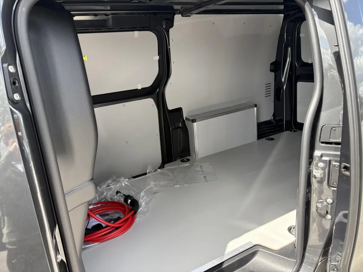 L3 75 kWh | STX Sport | Lederen bekleding | Spoilerpakket | 18 inch Lichtmetalen velgen | Dynamic NAV Pakket | Winterpakket | Comfort Pakket | betimmering | 2x schuifdeur | Mooiste bus van N