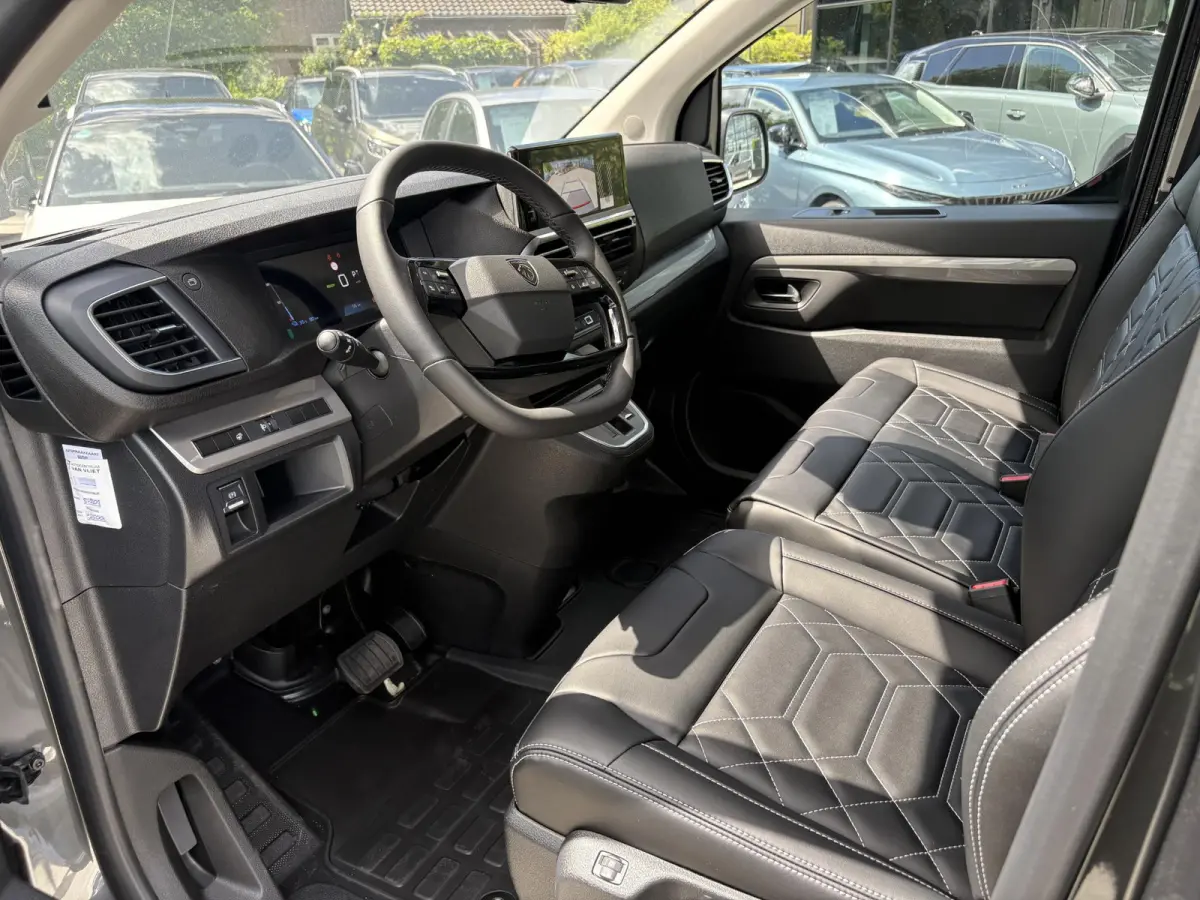 L3 75 kWh | STX Sport | Lederen bekleding | Spoilerpakket | 18 inch Lichtmetalen velgen | Dynamic NAV Pakket | Winterpakket | Comfort Pakket | betimmering | 2x schuifdeur | Mooiste bus van N