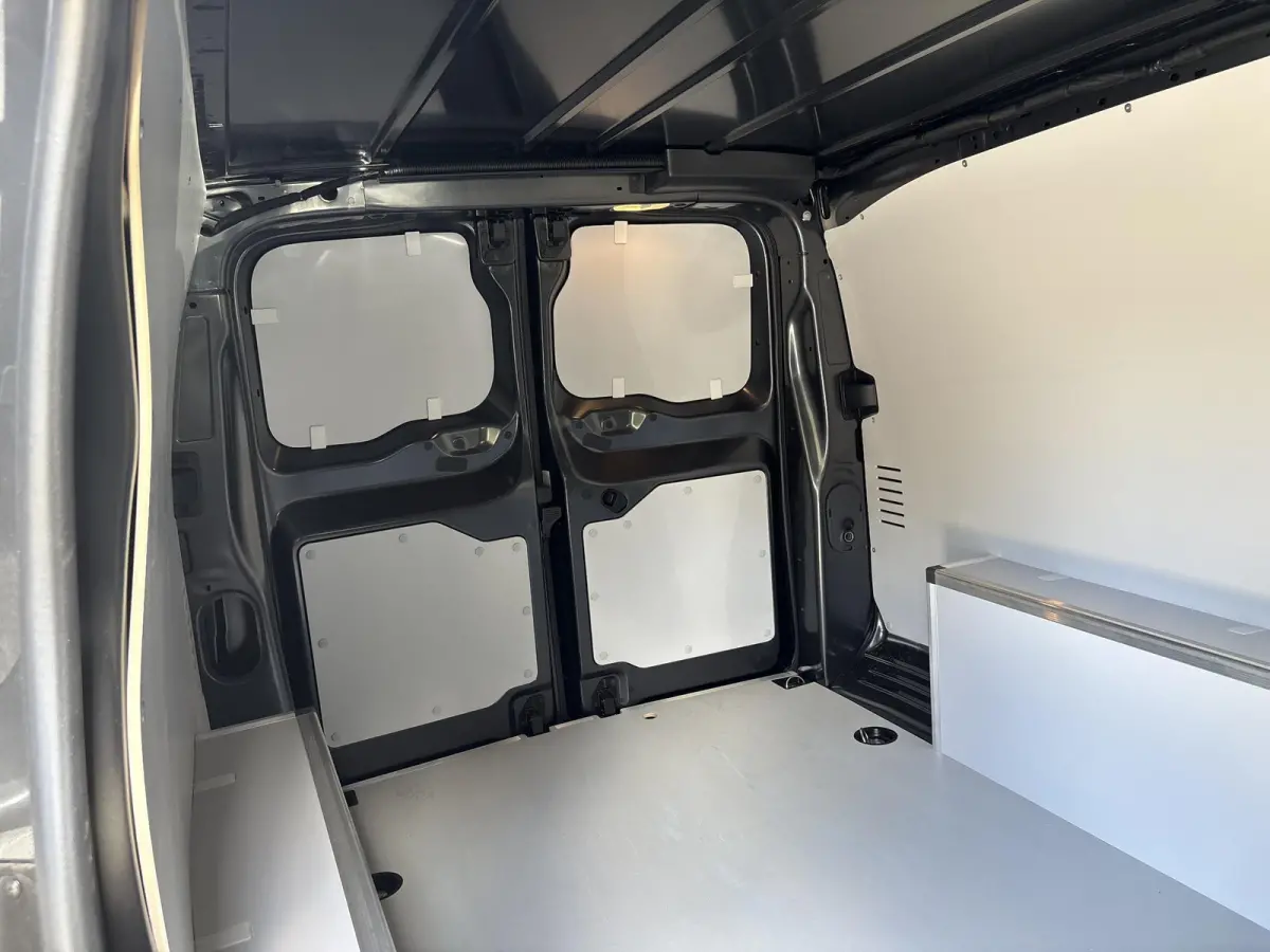 L3 75 kWh | STX Sport | Lederen bekleding | Spoilerpakket | 18 inch Lichtmetalen velgen | Dynamic NAV Pakket | Winterpakket | Comfort Pakket | betimmering | 2x schuifdeur | Mooiste bus van N