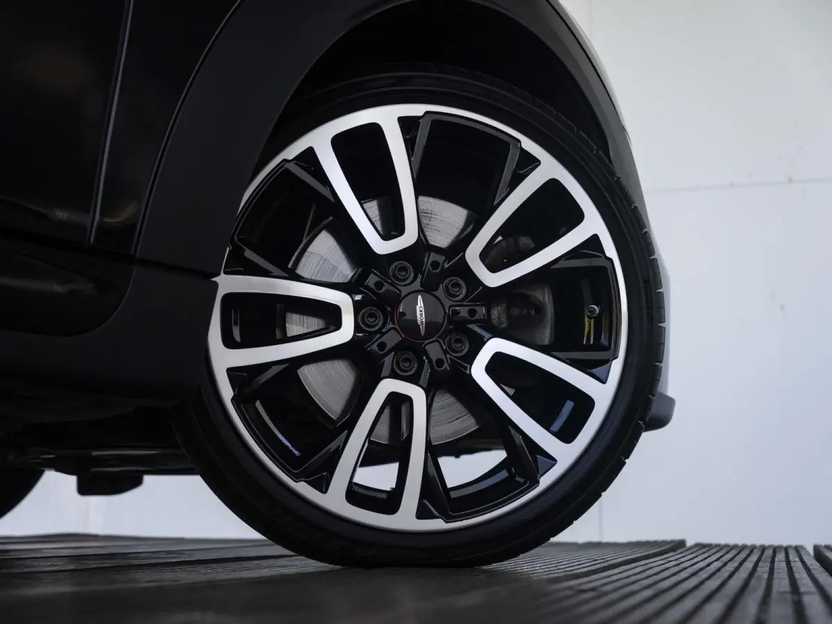 S Aut. John Cooper Works | Comfort Access | Stoelverwarming | 18" JCW Circuit Spoke RFT |