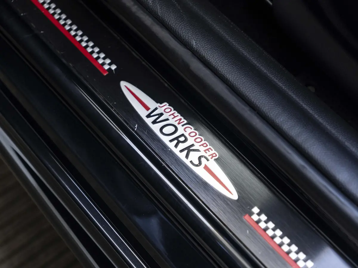 S Aut. John Cooper Works | Comfort Access | Stoelverwarming | 18" JCW Circuit Spoke RFT |