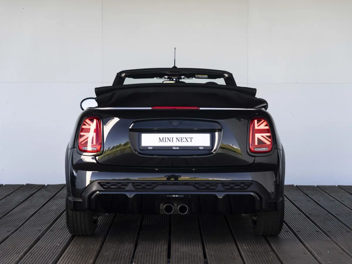 S Aut. John Cooper Works | Comfort Access | Stoelverwarming | 18" JCW Circuit Spoke RFT |