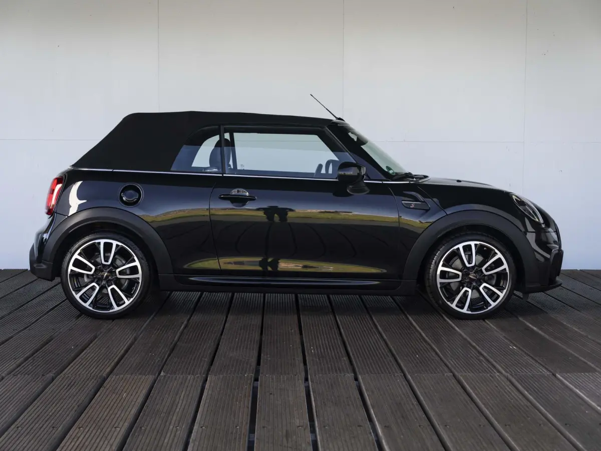 S Aut. John Cooper Works | Comfort Access | Stoelverwarming | 18" JCW Circuit Spoke RFT |