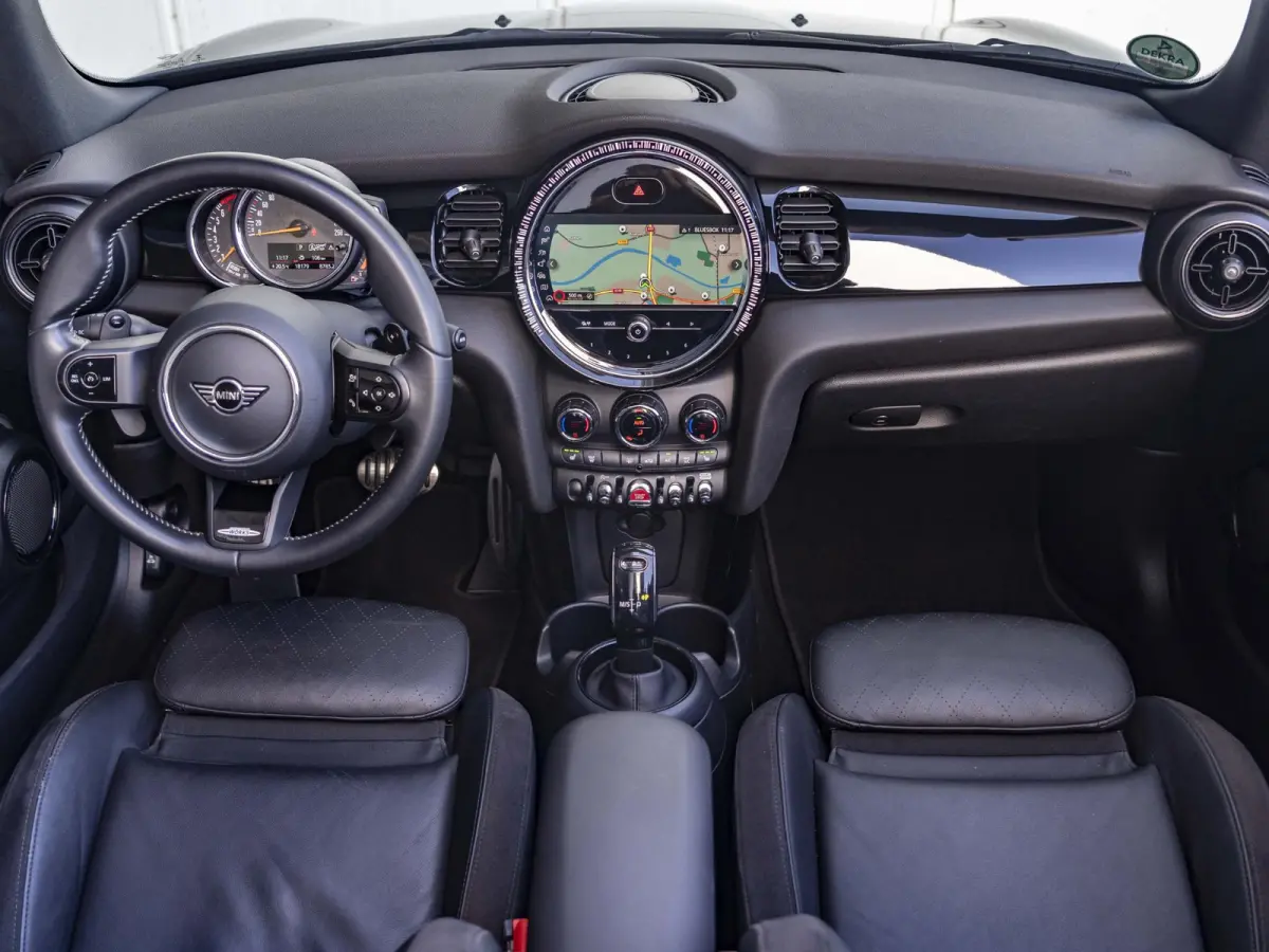 S Aut. John Cooper Works | Comfort Access | Stoelverwarming | 18" JCW Circuit Spoke RFT |