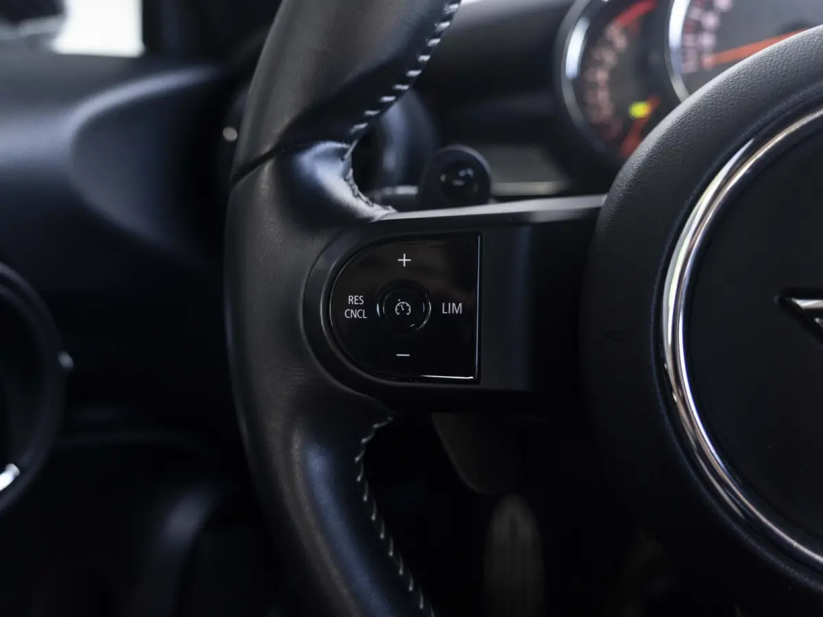 S Aut. John Cooper Works | Comfort Access | Stoelverwarming | 18" JCW Circuit Spoke RFT |